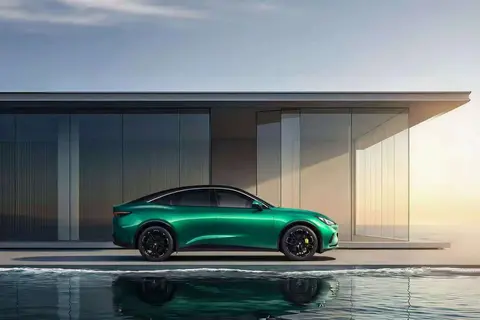 增程入局+设计焕新，极狐阿尔法S5新款如何突围15万级新能源赛道