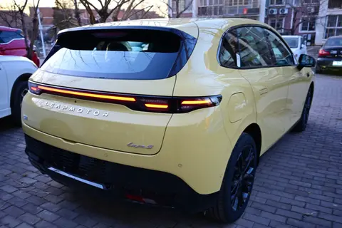 零跑Lafa5 Ultra来了，动力提升20千瓦，增加运动套件！