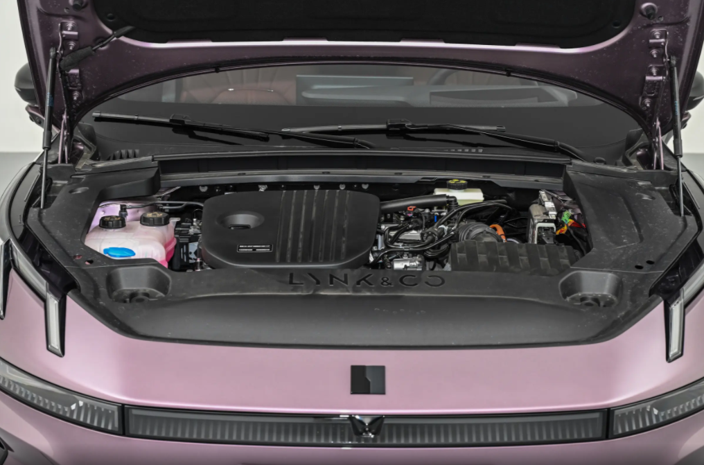 指导价17.58万，这车碳纤维尾翼版上市，运动感更强？